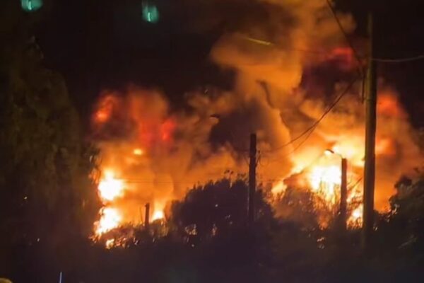 Incendiu violent la o hală din Chitila-Sectorul 1, degajări masive de fum, mesaj RO-Alert transmis populației
