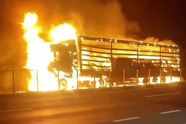 Incendiu violent pe DN 5: Un tir plin cu bomboane a ars complet lângă Giurgiu