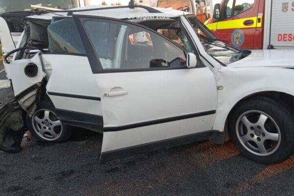 Un adolescent de 16 ani a murit joi dimineață, iar alte două persoane au fost rănite, într-un accident produs pe DN6, în afara localității Jupa, județul Caraș-Severin.
